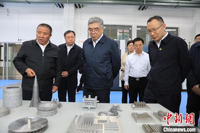 民進(jìn)中央常務(wù)副主席朱永新率調(diào)研組赴四川開展重點(diǎn)考察調(diào)研。圖為在四川工程職業(yè)技術(shù)學(xué)院考察調(diào)研?！∶襁M(jìn)中央供圖