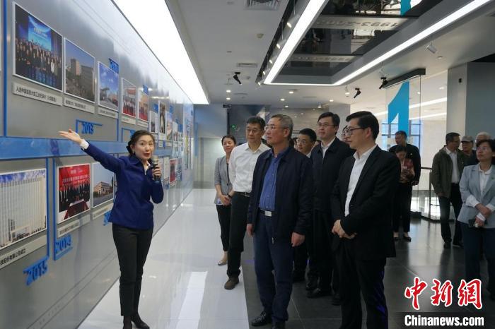 民進(jìn)中央主席蔡達(dá)峰近日率調(diào)研組赴江蘇開展重點(diǎn)考察調(diào)研。圖為在江陰實(shí)地考察雙良集團(tuán)有限公司?！O權(quán) 攝