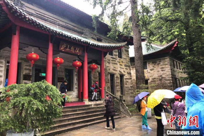 圖為在廬山抗戰(zhàn)博物館外，有不少等待參觀的游客?！蛆i泉 攝
