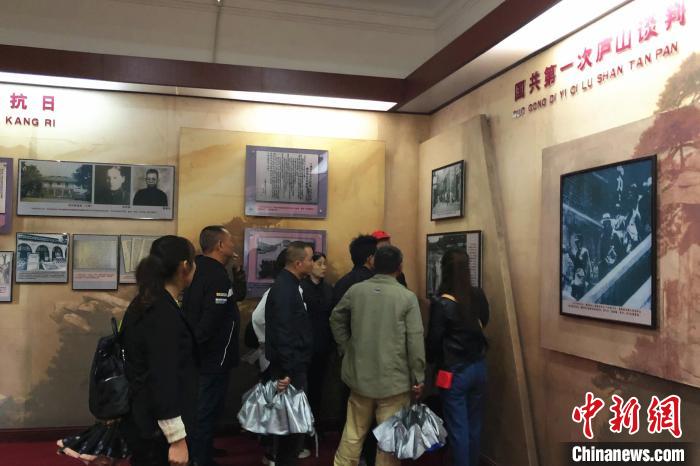 圖為游客在廬山抗戰(zhàn)博物館內(nèi)參觀?！蛆i泉 攝