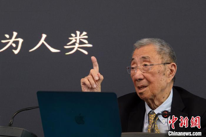 高能論壇上，丁肇中先生與現(xiàn)場(chǎng)聽眾交流?！?lt;a target='_blank' href='/'><p  align=