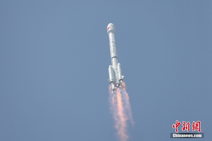 5月17日10時(shí)49分，我國(guó)在西昌衛(wèi)星發(fā)射中心用長(zhǎng)征三號(hào)乙運(yùn)載火箭，成功發(fā)射第五十六顆北斗導(dǎo)航衛(wèi)星。該衛(wèi)星屬地球靜止軌道衛(wèi)星，是我國(guó)北斗三號(hào)工程的首顆備份衛(wèi)星。入軌并完成在軌測(cè)試后，將接入北斗衛(wèi)星導(dǎo)航系統(tǒng)。此次發(fā)射是北斗三號(hào)工程高密度組網(wǎng)之后，時(shí)隔3年的首發(fā)任務(wù)。朱磊 攝