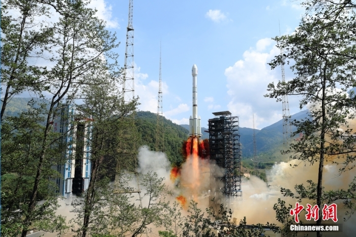 5月17日10時(shí)49分，我國(guó)在西昌衛(wèi)星發(fā)射中心用長(zhǎng)征三號(hào)乙運(yùn)載火箭，成功發(fā)射第五十六顆北斗導(dǎo)航衛(wèi)星。該衛(wèi)星屬地球靜止軌道衛(wèi)星，是我國(guó)北斗三號(hào)工程的首顆備份衛(wèi)星。入軌并完成在軌測(cè)試后，將接入北斗衛(wèi)星導(dǎo)航系統(tǒng)。此次發(fā)射是北斗三號(hào)工程高密度組網(wǎng)之后，時(shí)隔3年的首發(fā)任務(wù)。楊志遠(yuǎn) 攝