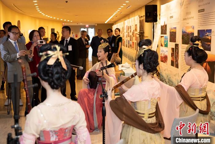 當(dāng)?shù)貢r間5月19日，中國常駐聯(lián)合國代表團、中國文化和旅游部、泉州市人民政府在紐約聯(lián)合國總部聯(lián)合舉辦“茶和天下·雅集”主題展覽和招待會。圖為展覽現(xiàn)場泉州南音表演。 <a target='_blank' href='/' _fcksavedurl='/'><p  align=