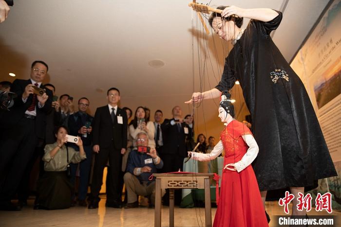 當(dāng)?shù)貢r間5月19日，中國常駐聯(lián)合國代表團、中國文化和旅游部、泉州市人民政府在紐約聯(lián)合國總部聯(lián)合舉辦“茶和天下·雅集”主題展覽和招待會。圖為展覽表演泉州提線木偶寫書法。 <a target='_blank' href='/' _fcksavedurl='/'><p  align=