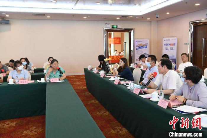圖為中國銀行廣西分行代表在回應(yīng)桂林歸義生態(tài)農(nóng)業(yè)有限公司總經(jīng)理夏月紅的貸款需求。　蔣雪林 攝