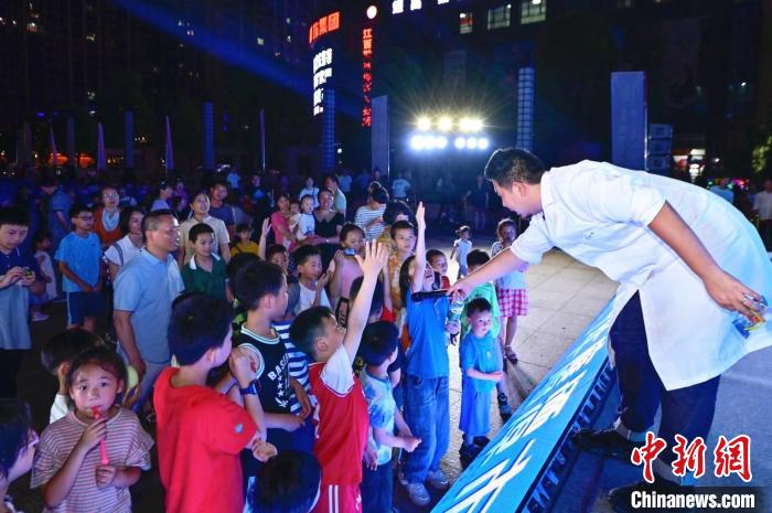 2023年鷹潭市“好奇心”科普節(jié)吸引了不少孩子踴躍參與。　主辦方 供圖
