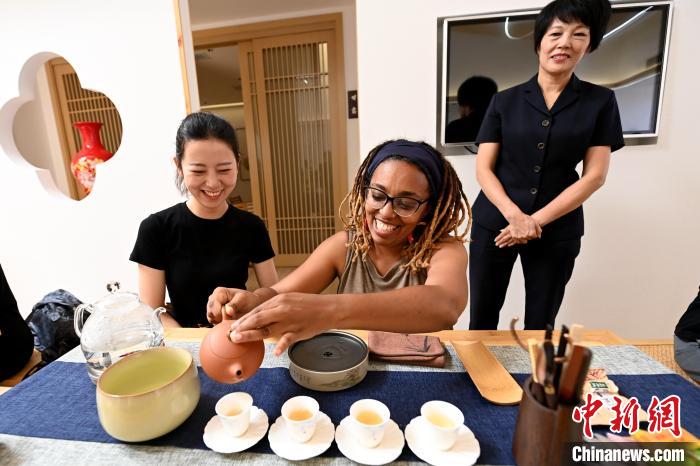 代表團(tuán)成員在漳州古城體驗(yàn)中國(guó)茶文化?！埥鸫?攝