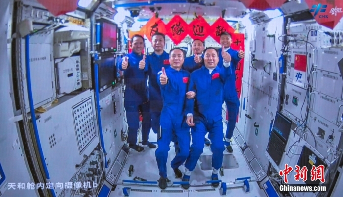 圖為神舟十五號(hào)航天員乘組與神舟十六號(hào)航天員乘組“全家?！?。中國(guó)載人航天工程辦公室 供圖