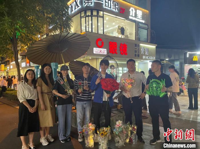 在東陽橫店，宣講團(tuán)導(dǎo)師、成員與橫店演員(右三)合影?！?東陽市融媒體中心 供圖