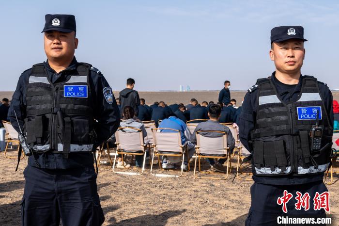 圖為承擔(dān)神舟十六號(hào)載人飛船安保任務(wù)的移民管理警察。　牛鑫 攝