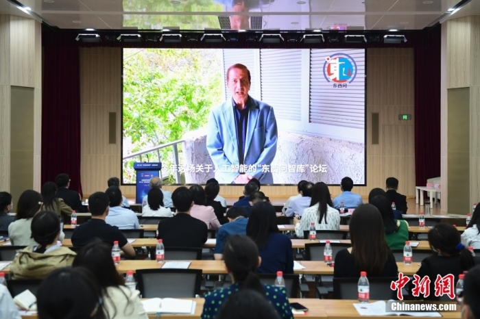 5月30日，<a target='_blank' href='/'>中新社</a>第二屆“東西問智庫”主題論壇在北京舉行，多位中外專家圍繞“AI革命與文明進(jìn)化”展開討論。圖為美國加州理工學(xué)院電氣工程和計算機(jī)科學(xué)教授、人工智能專家亞瑟·阿布-穆斯塔法通過視頻在論壇上作主旨演講。<a target='_blank' href='/'>中新社</a>記者 田雨昊 攝