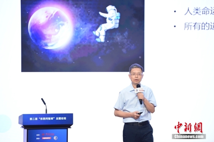 5月30日，<a target='_blank' href='/'>中新社</a>第二屆“東西問智庫”主題論壇在北京舉行，多位中外專家圍繞“AI革命與文明進(jìn)化”展開討論。圖為北京大學(xué)新聞與傳播學(xué)院教授胡泳在論壇上作主旨演講。<a target='_blank' href='/'>中新社</a>記者 田雨昊 攝