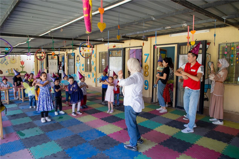 圖為中埃青年志愿者在埃及新開羅幼兒園開展“志愿服務伴成長，中埃攜手慶六一”活動。中建埃及分公司供圖