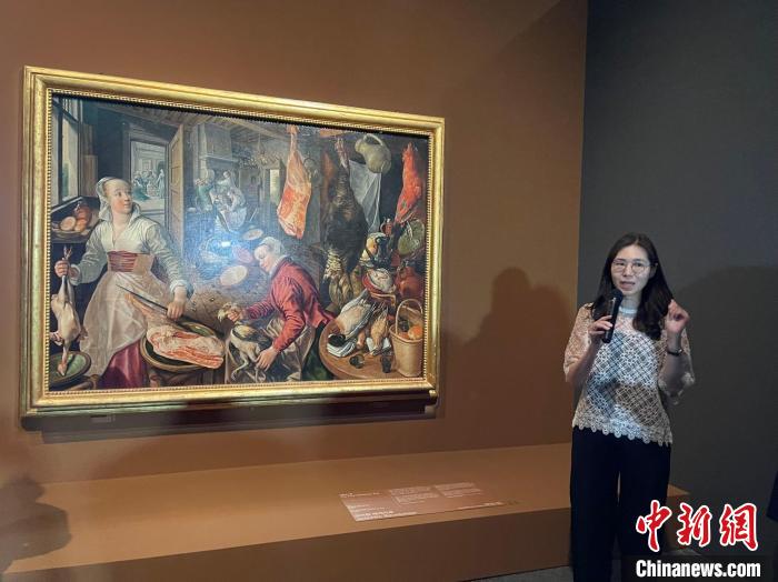 當(dāng)?shù)貢r(shí)間6月1日，韓國(guó)國(guó)立中央博物館講解員在向游客講解畫作?！∪f佳欣 攝