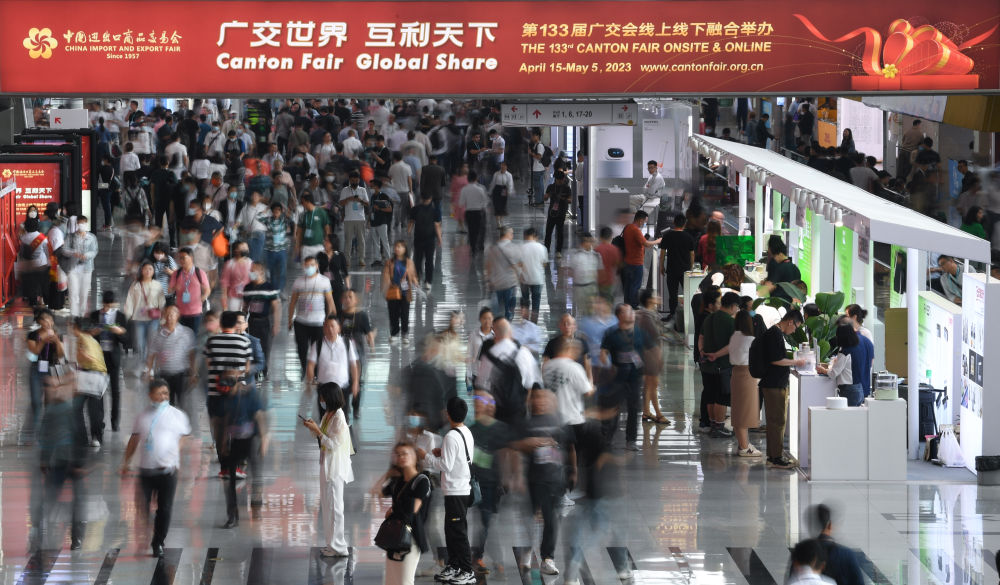 這是4月15日拍攝的廣交會現(xiàn)場。第133屆中國進出口商品交易會（廣交會）全面恢復(fù)線下展，吸引220多個國家和地區(qū)的數(shù)十萬采購商報名參會。新華社記者 鄧華 攝
