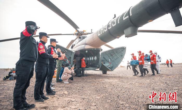 圖為阿拉善邊境管理支隊(duì)民警目送航天員登機(jī)離開。　曠靖 攝