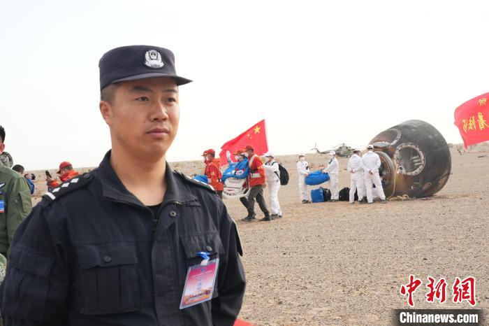 圖為阿拉善邊境管理支隊(duì)民警在著陸場(chǎng)開展安保工作?！埥?攝