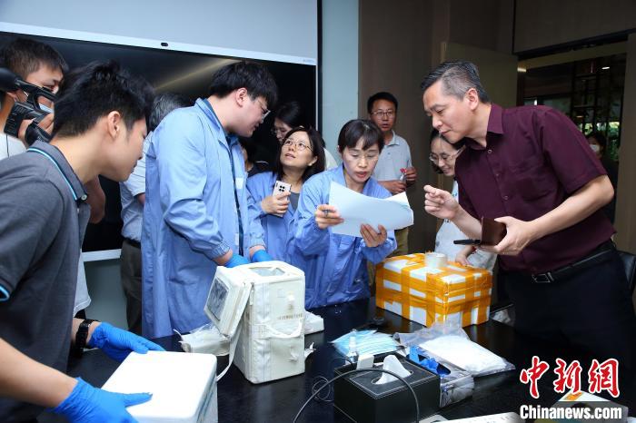 科研人員清點(diǎn)、查看隨神舟十五號(hào)返回地面的空間科學(xué)實(shí)驗(yàn)樣品?！≈锌圃嚎臻g應(yīng)用中心 供圖
