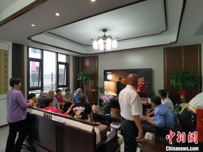 親友們集中在費(fèi)俊龍家中觀(guān)看返程的視頻?！＄娚?攝