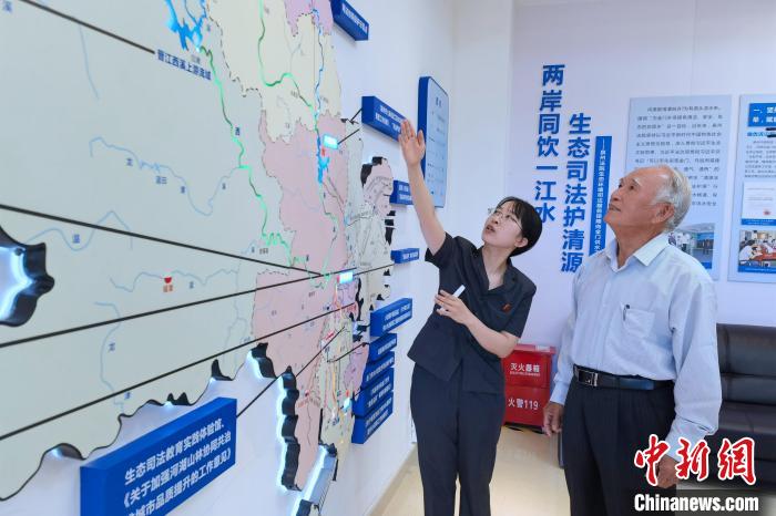 金門同胞參觀金門供水水源生態(tài)司法保護(hù)基地?！O虹 攝