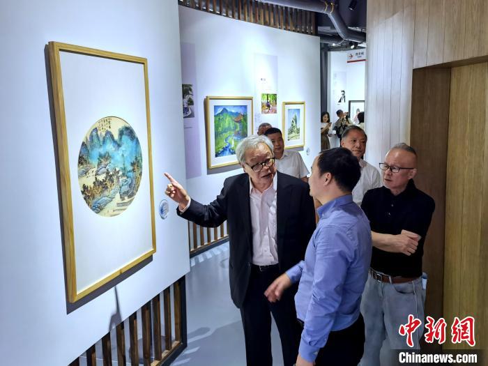 海峽兩岸藝術家畫展上，藝術家進行藝術交流?！「毒窜?攝