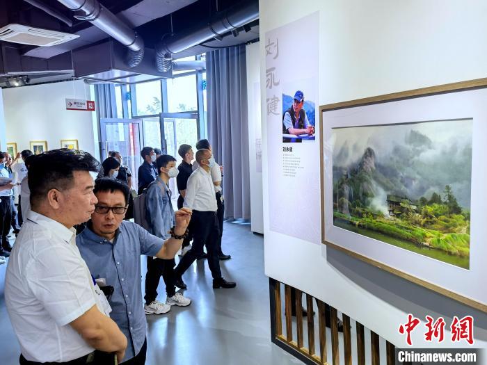 海峽兩岸藝術家畫展上，藝術家進行藝術交流?！「毒窜?攝