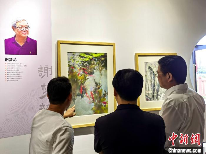 “求同存藝——海峽兩岸藝術家畫展”展出百余幅兩岸藝術家畫作?！「毒窜?攝
