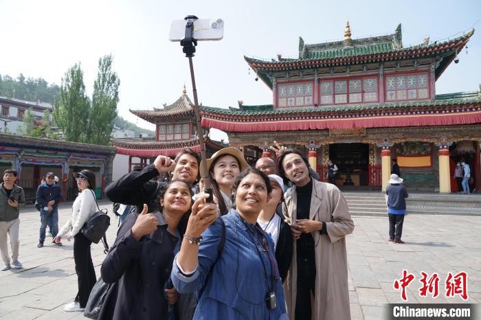 圖為外國記者在塔爾寺合影?！●R銘言 攝