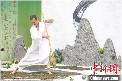 圖為《信陽(yáng)毛尖·茶舞》沉浸式藝術(shù)表演?！⌒抨?yáng)市委宣傳部供圖