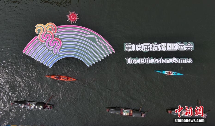 資料圖為烏篷船和皮劃艇從杭州亞運(yùn)會(huì)標(biāo)識(shí)前劃過。王剛 攝
