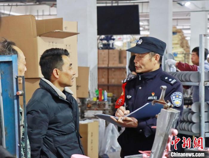 3月30日，大興派出所民警來到轄區(qū)中小企業(yè)，開展“為民為企為項目”走訪活動?！『戏示焦﹫D