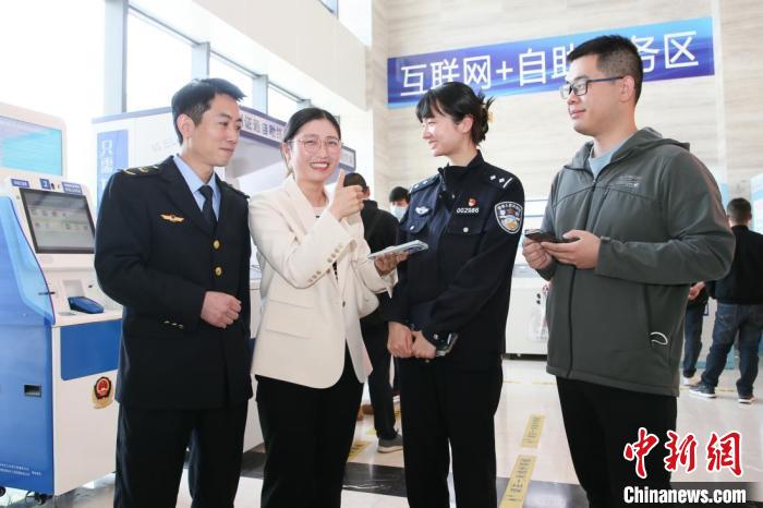 4月10日，安徽合肥，一家運輸企業(yè)負責人在工作人員的指導(dǎo)下，使用小程序辦理車管業(yè)務(wù)?！『戏示焦﹫D