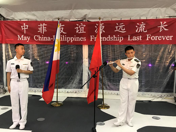 艦上官兵表演歌舞、民樂、武術(shù)等節(jié)目。中國駐菲律賓大使館供圖