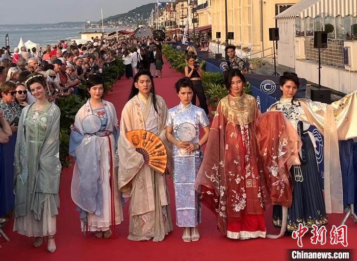 當(dāng)?shù)貢r(shí)間6月16日，2023年卡布爾電影節(jié)中國(guó)日活動(dòng)舉行?！≈鬓k方供圖