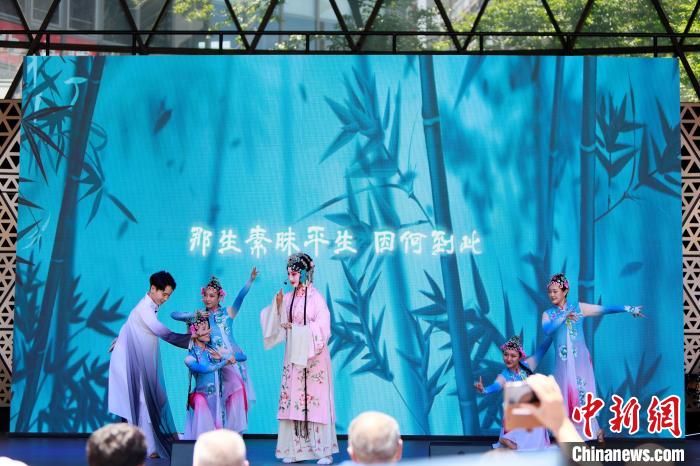 開幕式上舞臺(tái)展演之一《水舞昆韻》。
