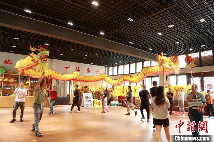 臺(tái)胞臺(tái)屬體驗(yàn)舞龍。　周蔚娜供圖