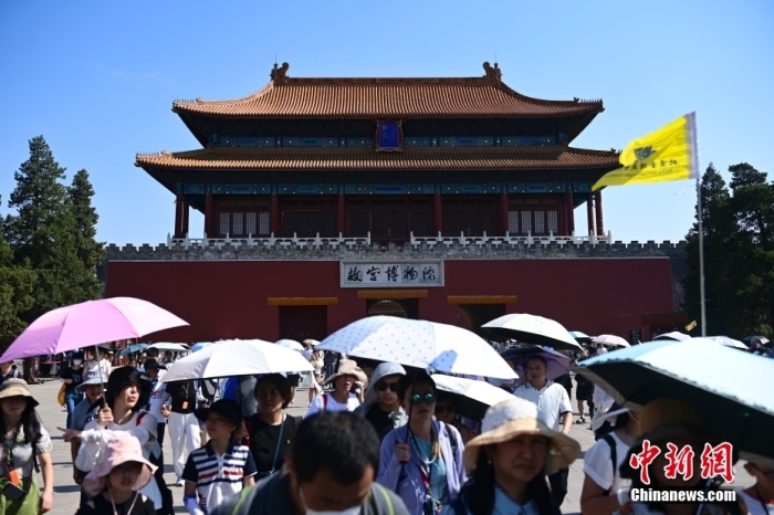6月22日，北京，游客從故宮博物院神武門走出。當(dāng)日是端午節(jié)假期首日，北京旅游景區(qū)游客眾多。<a target='_blank' href='/'><p  align=