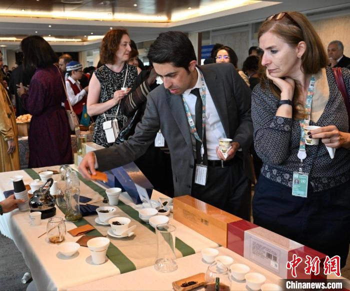 現(xiàn)場觀眾觀看中國展臺(tái)茶藝表演、了解茶文化?！【笜?攝