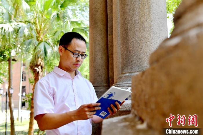 圖為福建師范大學(xué)教育學(xué)院臺灣教師陳昭志正在看書?！蚊?攝