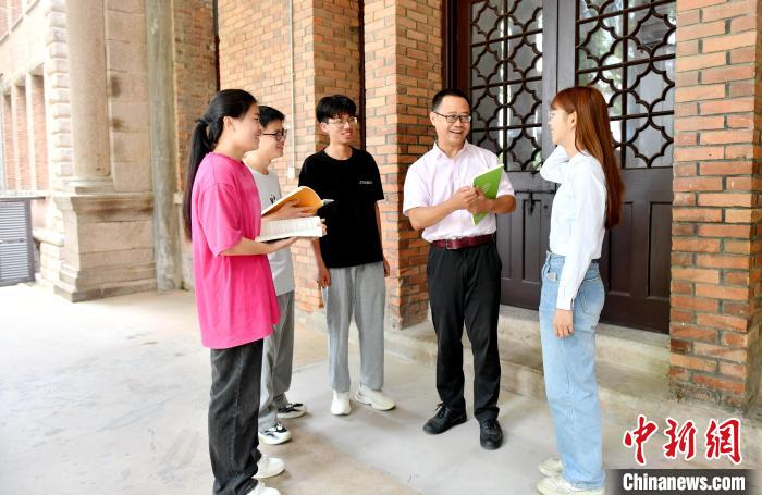 7月4日，臺灣教師陳昭志正在和學(xué)生交流?！蚊?攝
