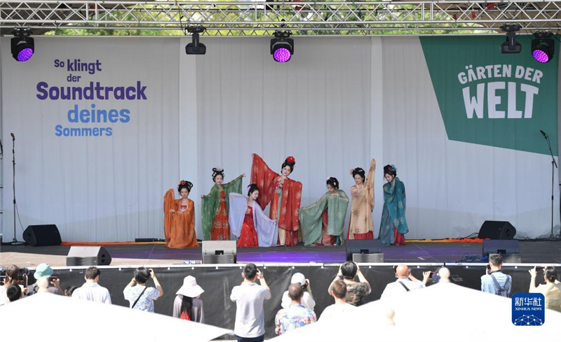 7月8日，在德國柏林世界公園，漢服愛好者進(jìn)行漢服展示。新華社記者 任鵬飛 攝