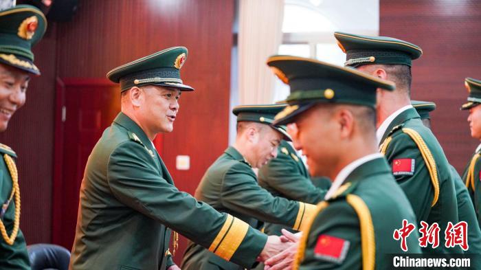 首長為晉銜官兵頒發(fā)任命狀?！堨狭?攝