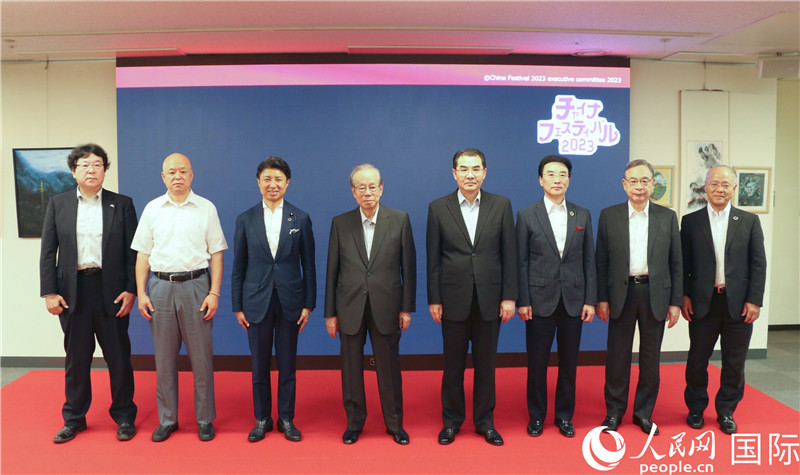 主辦方代表合影。人民網 許可攝