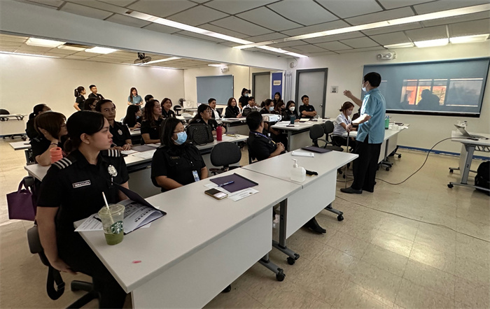 菲律賓移民局官員在移民局總部培訓班參加中文學習。中國駐菲律賓大使館供圖。