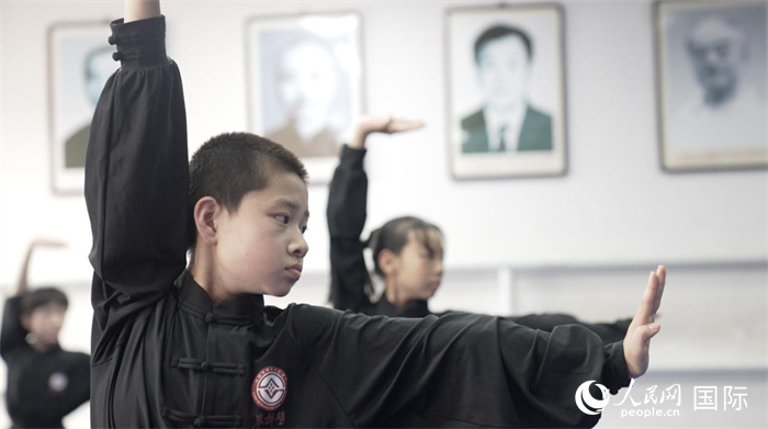 正在練習(xí)劈掛拳的武術(shù)學(xué)童。人民網(wǎng)記者 袁蒙攝