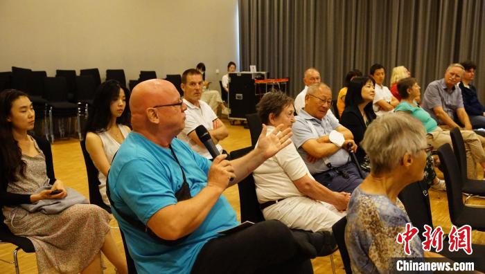 圖為現(xiàn)場觀眾提問。　柏林中國文化中心供圖