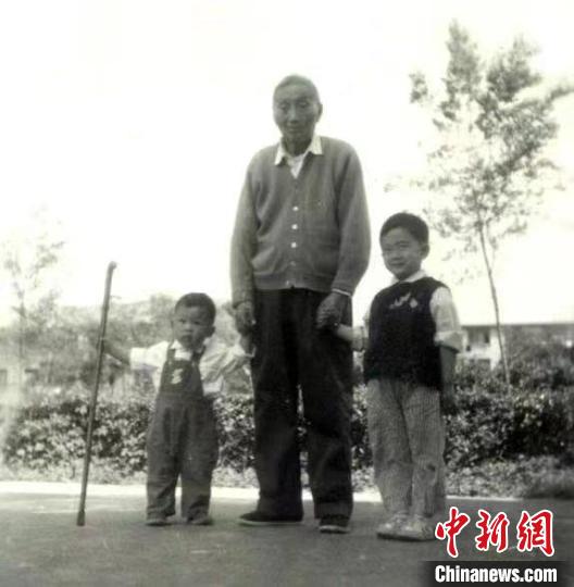 陳望道與幼年的陳曉帆(左)、陳曉帆的哥哥一起合影?！￡悤苑﹫D