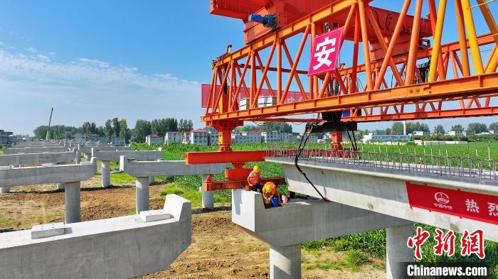 長25米重80噸的箱梁平穩(wěn)、精準(zhǔn)地落在S314分離式立交橋25號和26號墩上?！⒂癫?攝