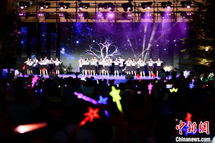 合唱表演《夜空中最亮的星》?！⊥鯑|明 攝
